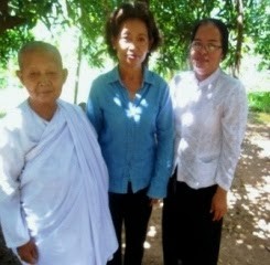 Một cô tu nữ Campuchia đến với cộng đồng